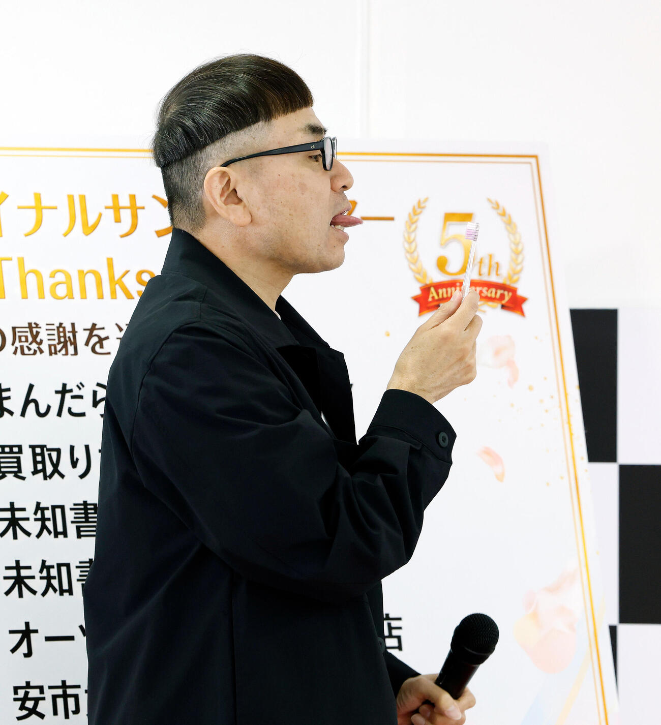 MINAMO記者発表＆ファンイベント　イベントでMINAMOの歯ブラシを手に取り、舌ペロを見せるイジリー岡田（撮影・山本朝陽）