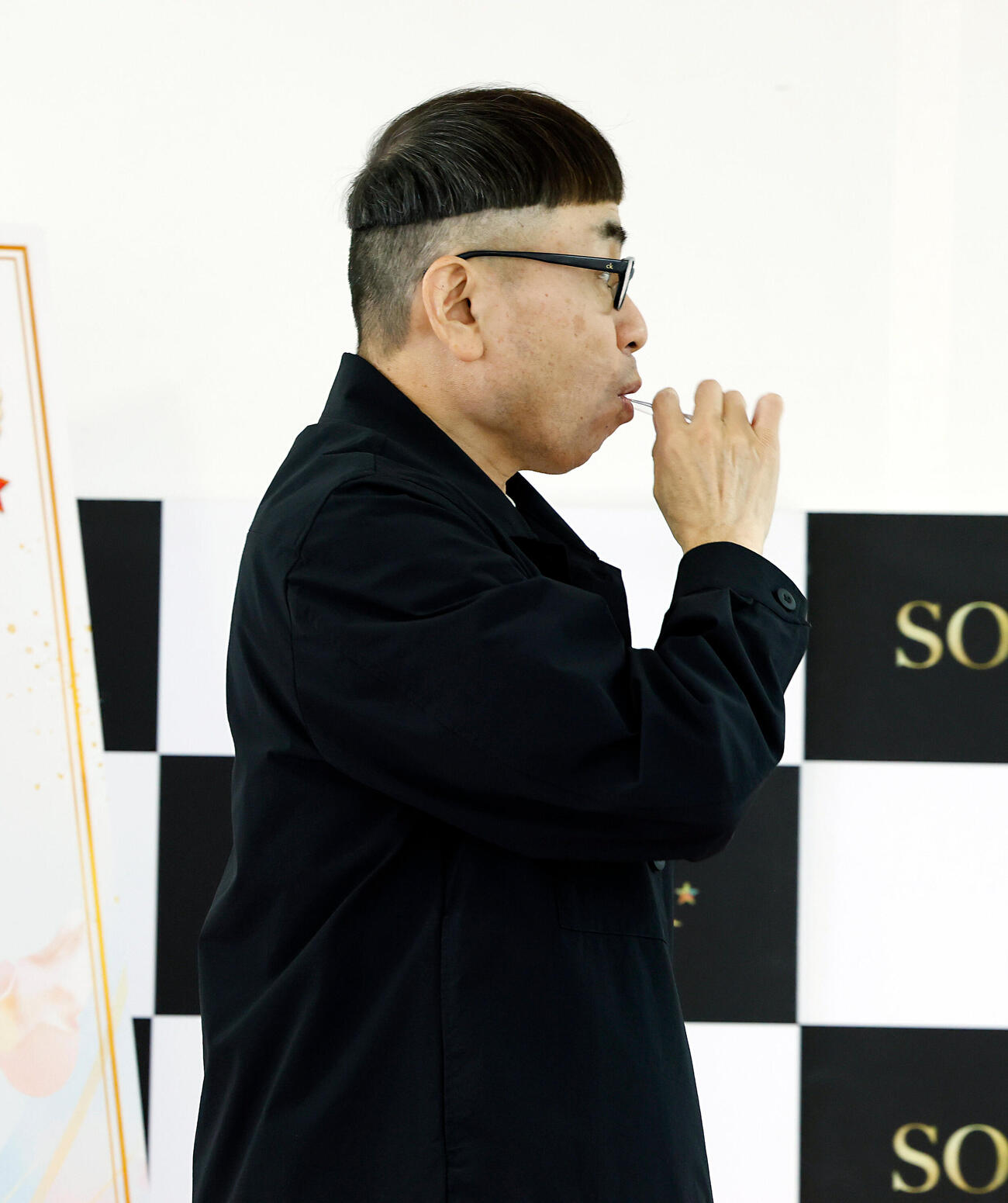 MINAMO記者発表＆ファンイベント　イベントでMINAMOの歯ブラシをくわえるイジリー岡田（撮影・山本朝陽）