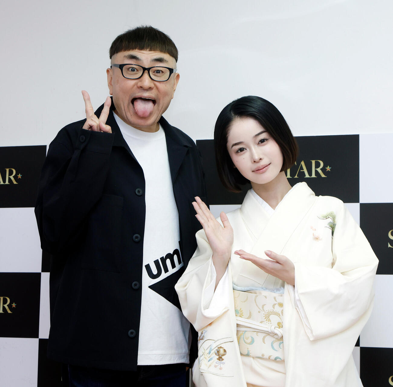 MINAMO記者発表＆ファンイベントで記念撮影を行ったイジリー岡田（左）とMINAMO（撮影・山本朝陽）