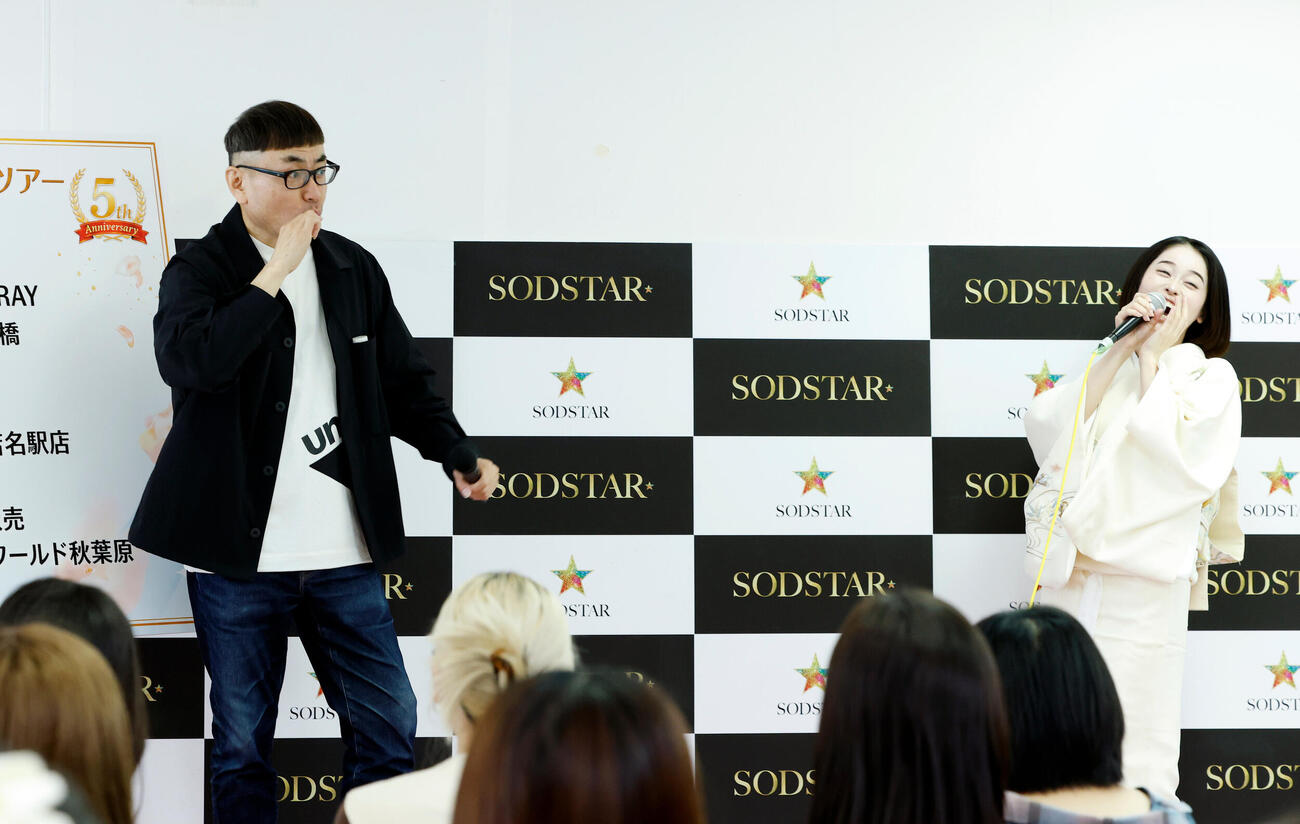 MINAMO記者発表＆ファンイベント　イベントでMINAMOの歯ブラシをくわえるイジリー岡田（左）と気持ち悪がるMINAMO（右）（撮影・山本朝陽）
