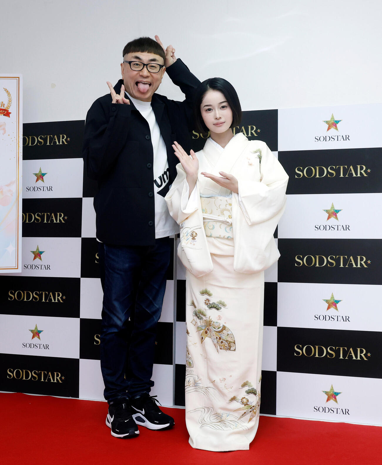 MINAMO記者発表＆ファンイベントで記念撮影を行ったイジリー岡田（左）とMINAMO（撮影・山本朝陽）