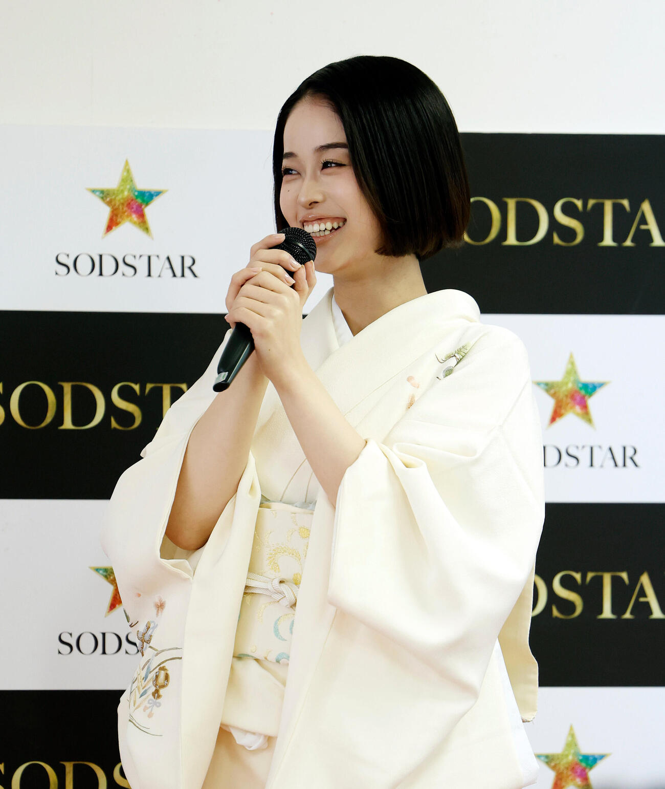 MINAMO記者発表＆ファンイベント　イベントに登壇し、笑顔を見せるMINAMO（撮影・山本朝陽）