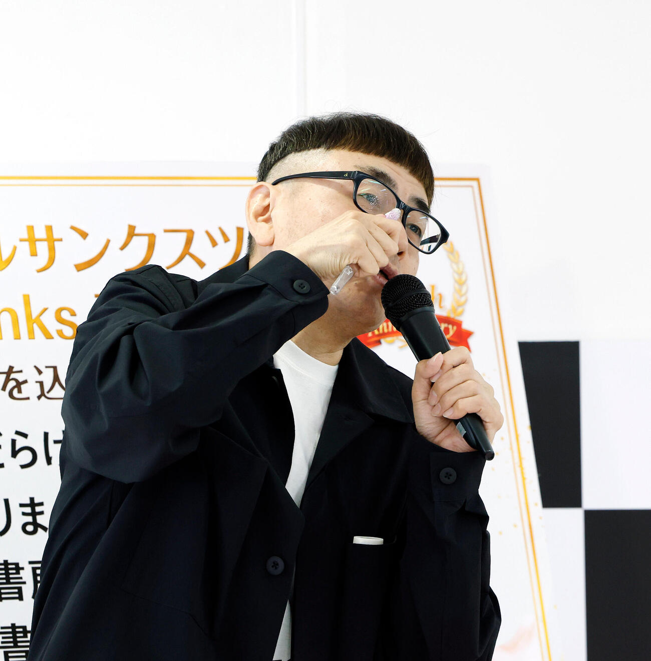 MINAMO記者発表＆ファンイベント　イベントでMINAMOの歯ブラシを手に取り、水しぶきをメガネのレンズにかけるイジリー岡田（撮影・山本朝陽）