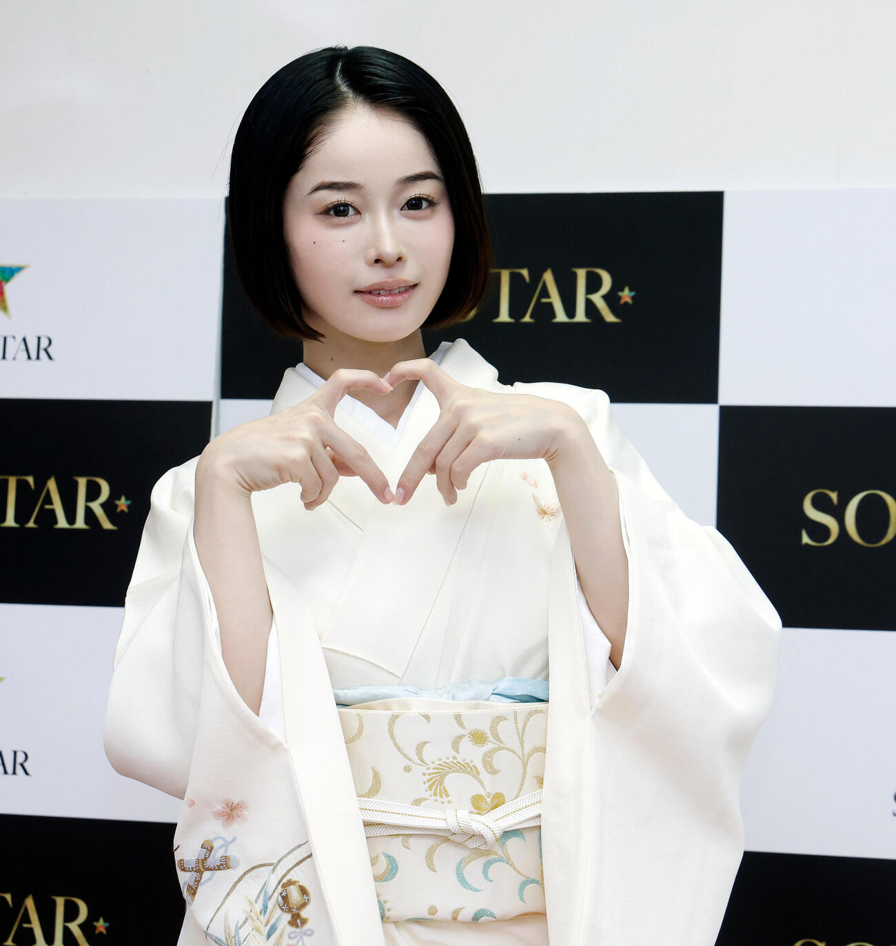 MINAMO記者発表＆ファンイベントで記念撮影を行ったMINAMO（撮影・山本朝陽）