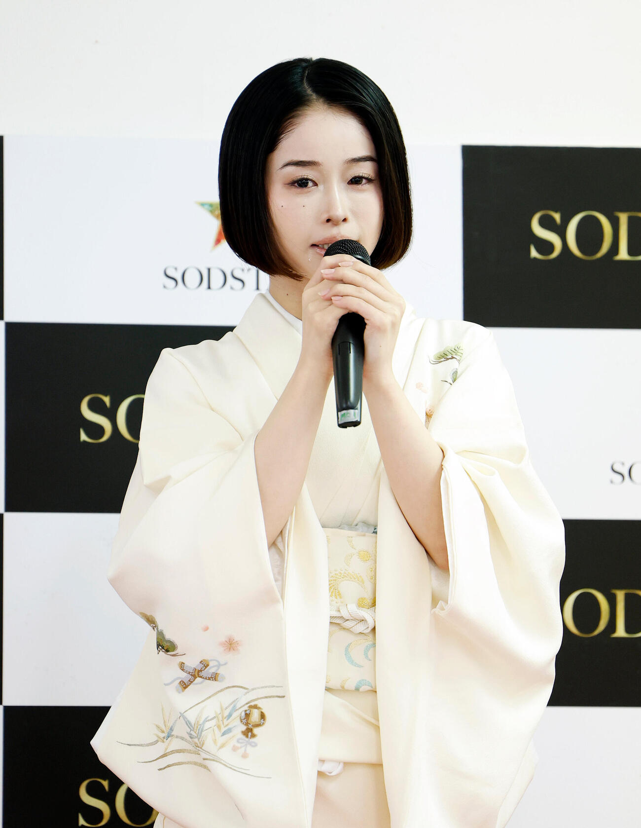 MINAMO記者発表＆ファンイベント　集まったファンにAV女優引退を発表し、涙を流すMINAMO（撮影・山本朝陽）
