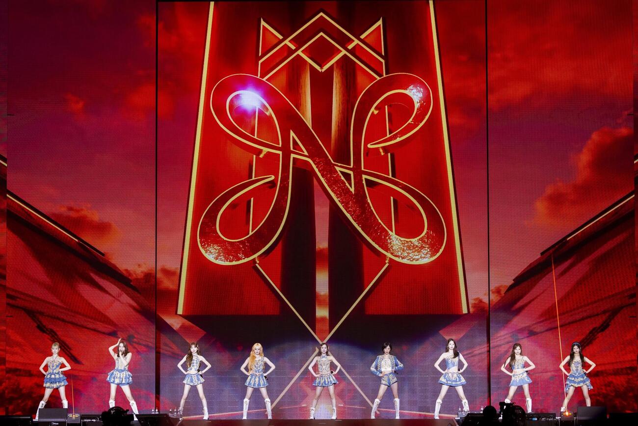 約3年半ぶりのドームツアーを行ったNiziU。左からRIKU、NINA、MIIHI、RIOP、MAKO、MAYA、AYAKA、MAYUKA、RIMA（田中聖太郎写真事務所撮影）