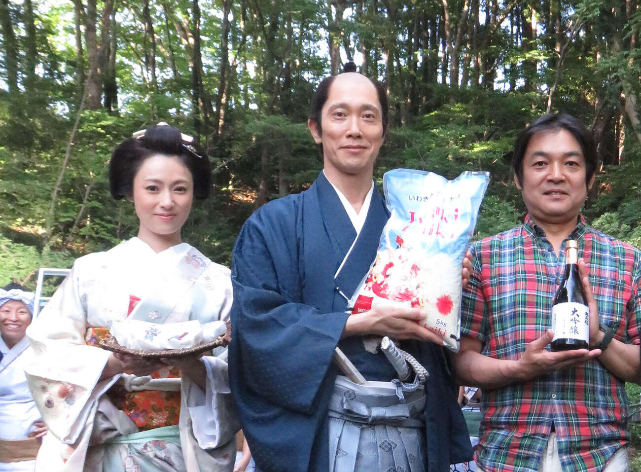 前作の映画「超高速！　参勤交代　リターンズ」に出演した、左から深田恭子、佐々木蔵之介、本木克英監督（2015年撮影）