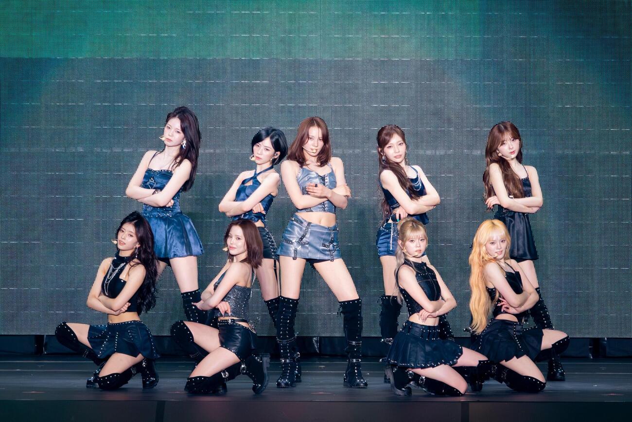 約3年半ぶりのドームツアーを行ったNiziU。左からRIMA、AYAKA、MAKO、MAYA、NINA、MAYUKA、RIKU、RIO、MIIHI（田中聖太郎写真事務所撮影）