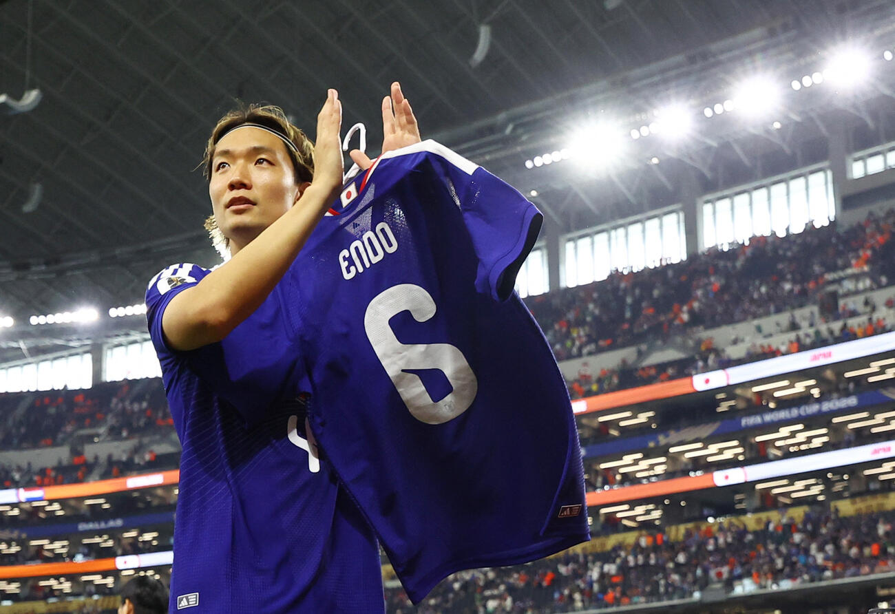 日本対オランダ　試合後、試合4日前に代表を離れたMF遠藤航のユニホームを掲げながら、ファンに拍手を送る板倉（ロイター）