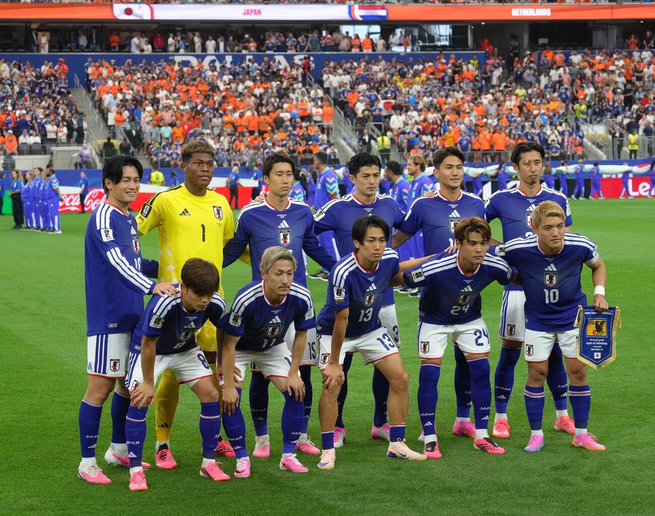 W杯北中米大会　1次リーグ　第1戦　日本対オランダ　試合前、集合写真に納まる日本代表の選手たち。前列左から久保建英、前田大然、中村敬斗、佐野海舟、堂安律、後列左から上田綺世、GK鈴木彩艶、鎌田大地、谷口彰悟、渡辺剛、伊藤洋輝（撮影・足立雅史）