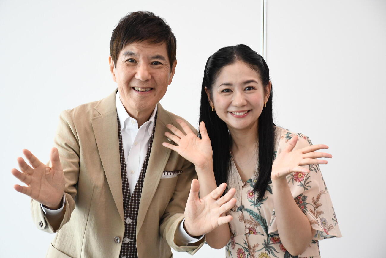 「ディズニー・オン・アイス」の取材会に出席した関根勤（左）と関根麻里（撮影・阪口孝志）