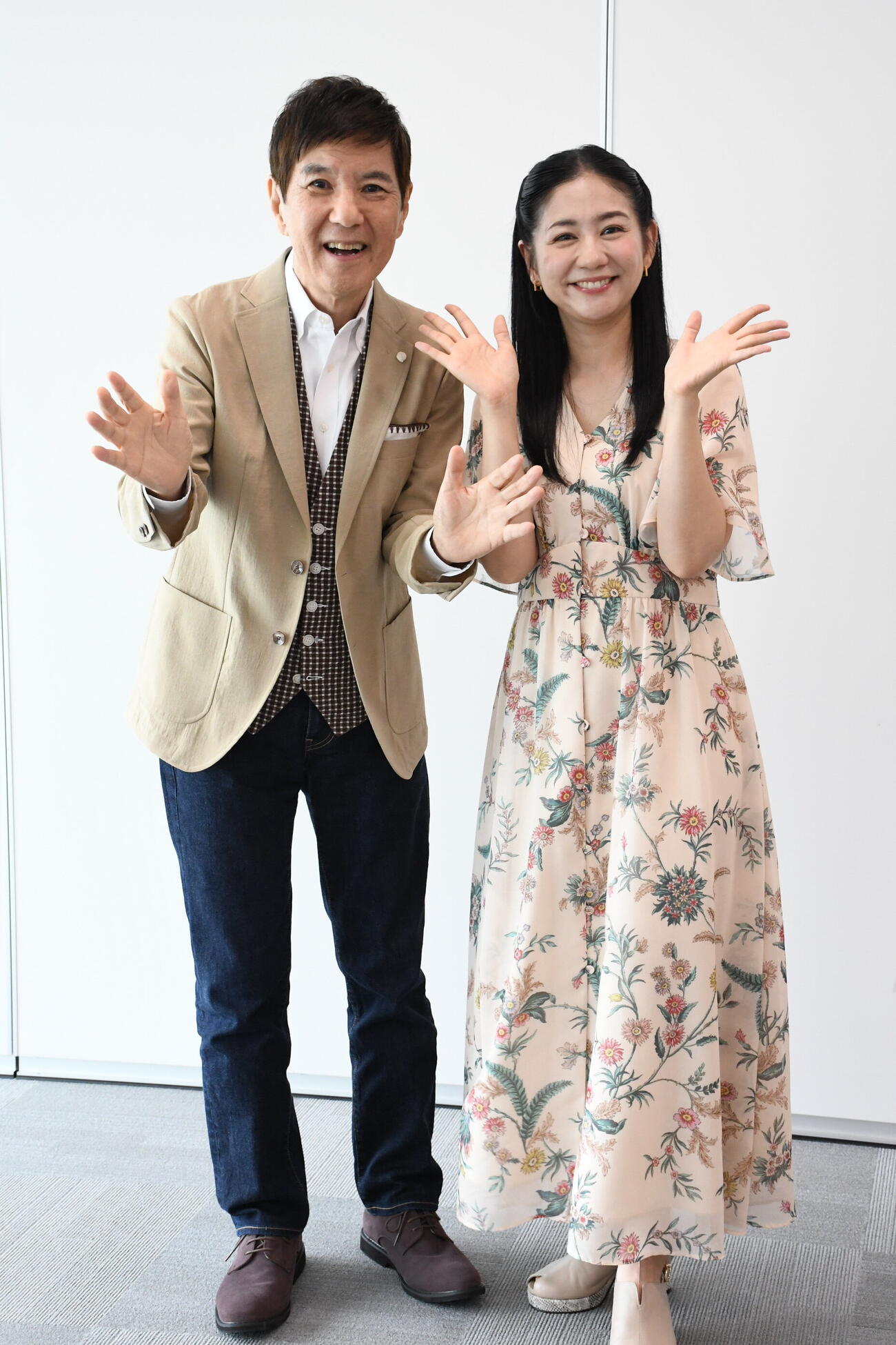「ディズニー・オン・アイス」の取材会に出席した関根勤（左）と関根麻里（撮影・阪口孝志）