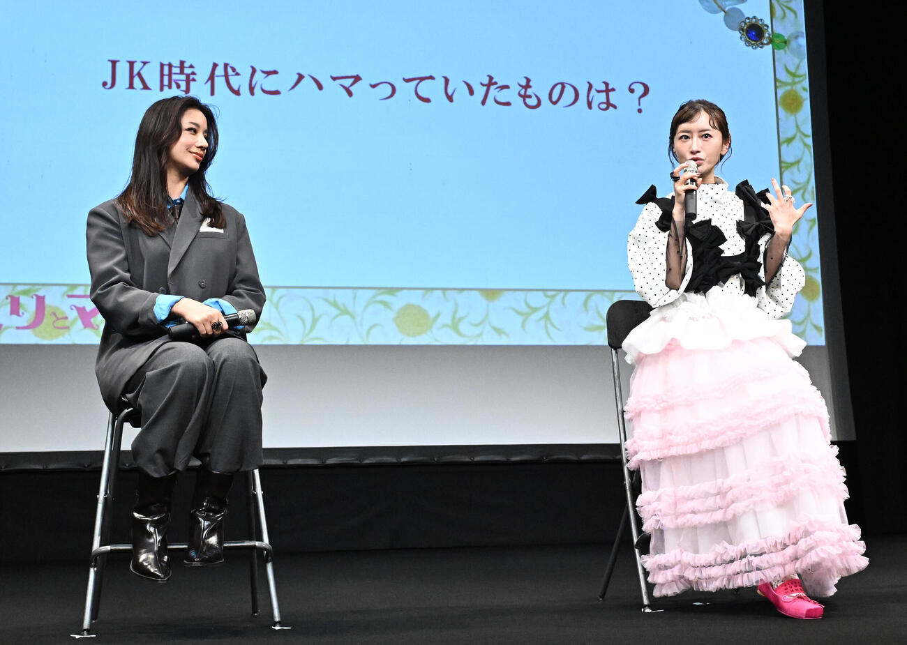 ドラマ「エミリとマリア」第1話先行上映トークイベントで出されたお題について答える高橋メアリージュン（左）と松本まりか（撮影・千葉一成）
