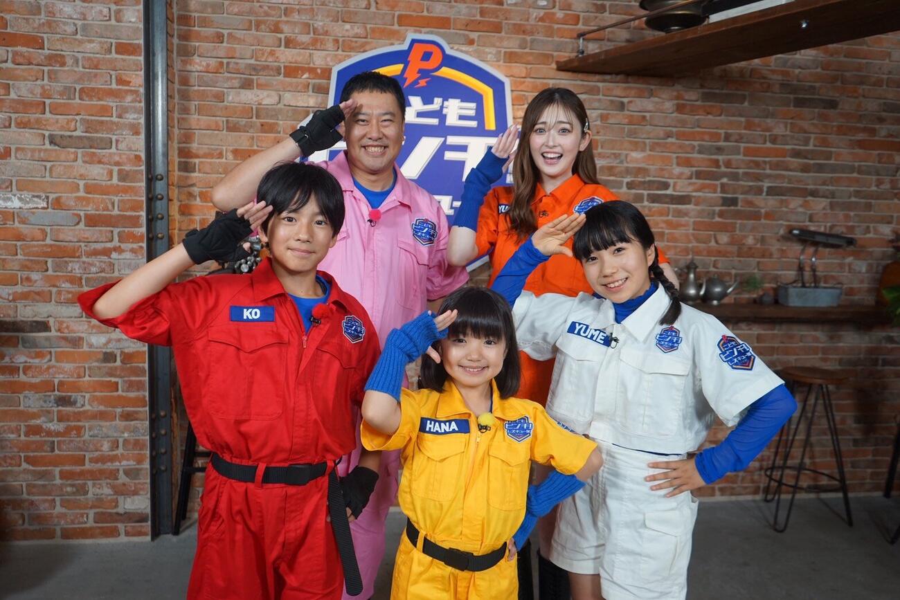 NHK・Eテレ「こどもピンチ！レスキュー隊～君のピンチが世界を救う！～」に出演する、前列のレスキュー隊員3人と、後列のとにかく明るい安村（左）とゆうちゃみ