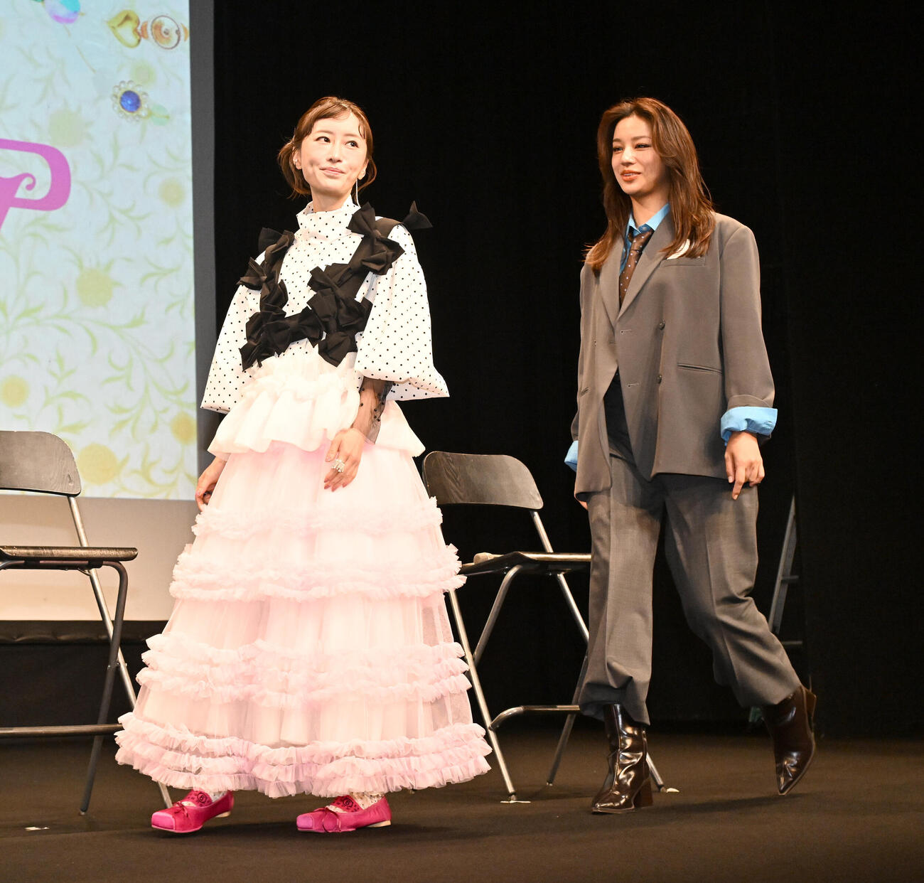 ドラマ「エミリとマリア」第1話先行上映トークイベントに劇中衣装で登場した松本まりか（左）と高橋メアリージュン（撮影・千葉一成）