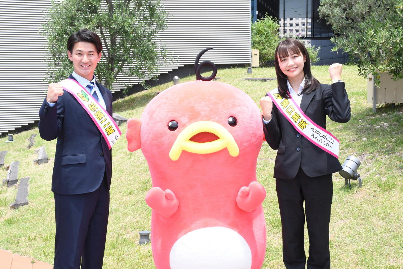 ABCテレビの新人、枝廣二葉アナウンサー（左）と瀧口美咲アナウンサー（撮影・阪口孝志）