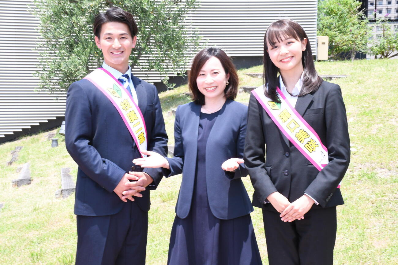 ABCテレビの新人、枝廣二葉アナウンサー（左）と瀧口美咲アナウンサー（右）、研修担当を務めた乾麻梨子アナウンサー（撮影・阪口孝志）
