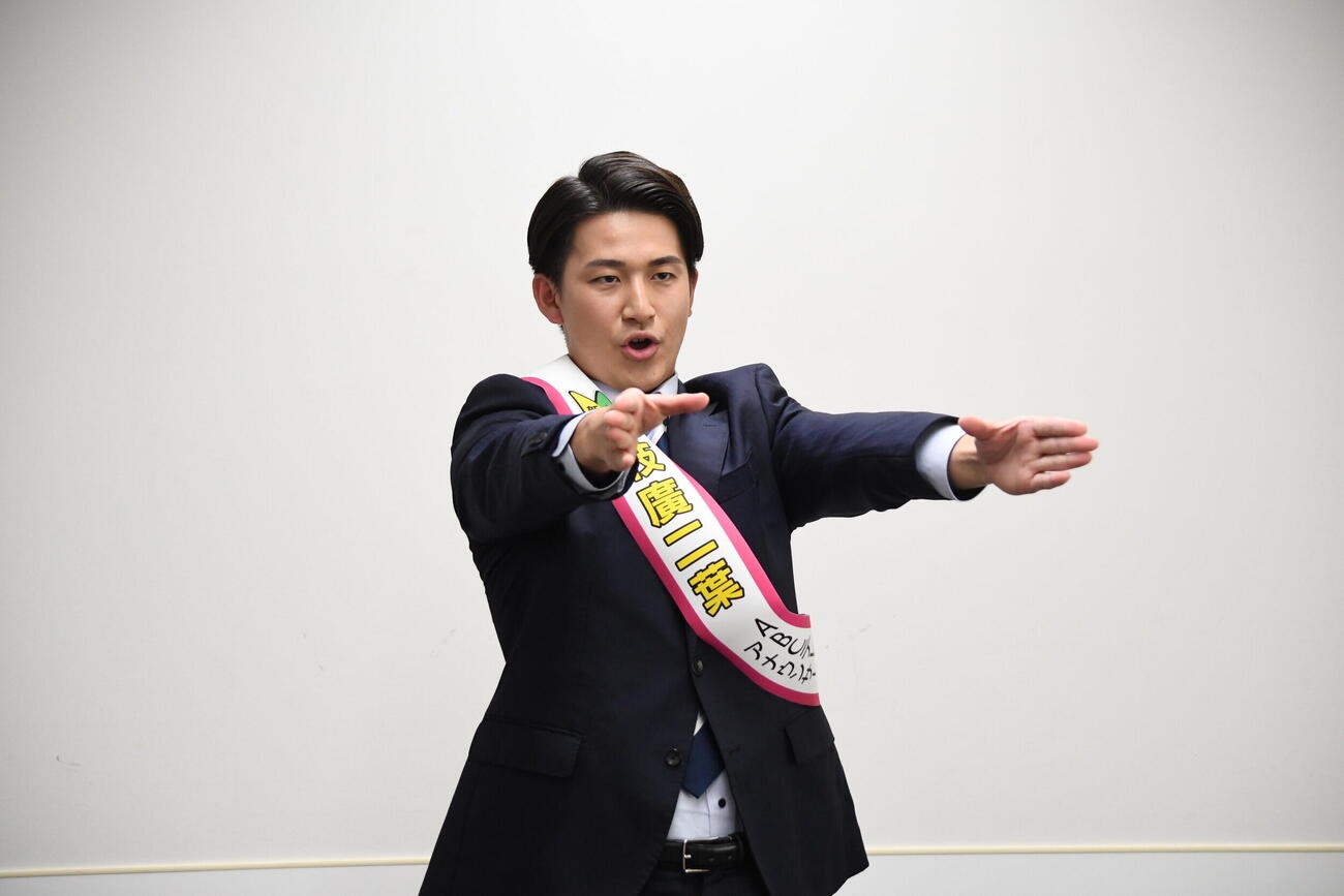 エールを送るABCテレビの新人、枝廣二葉アナウンサー（撮影・阪口孝志）