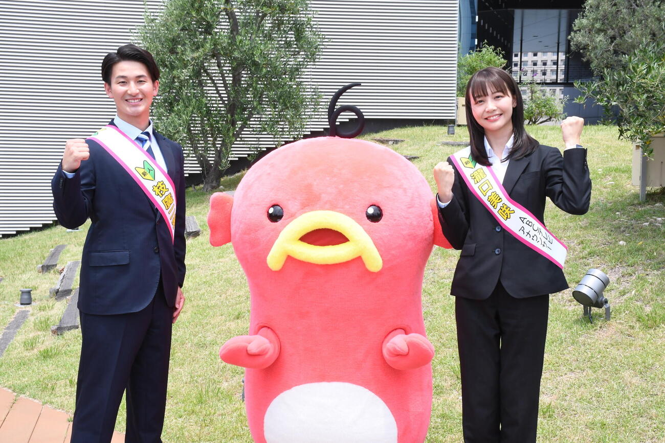ABCテレビの新人、枝廣二葉アナウンサー（左）と瀧口美咲アナウンサー（撮影・阪口孝志）
