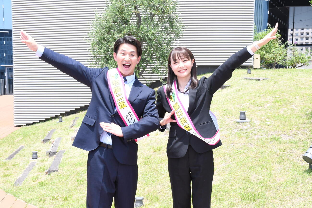 ABCテレビの新人、枝廣二葉アナウンサー（左）と瀧口美咲アナウンサー（撮影・阪口孝志）