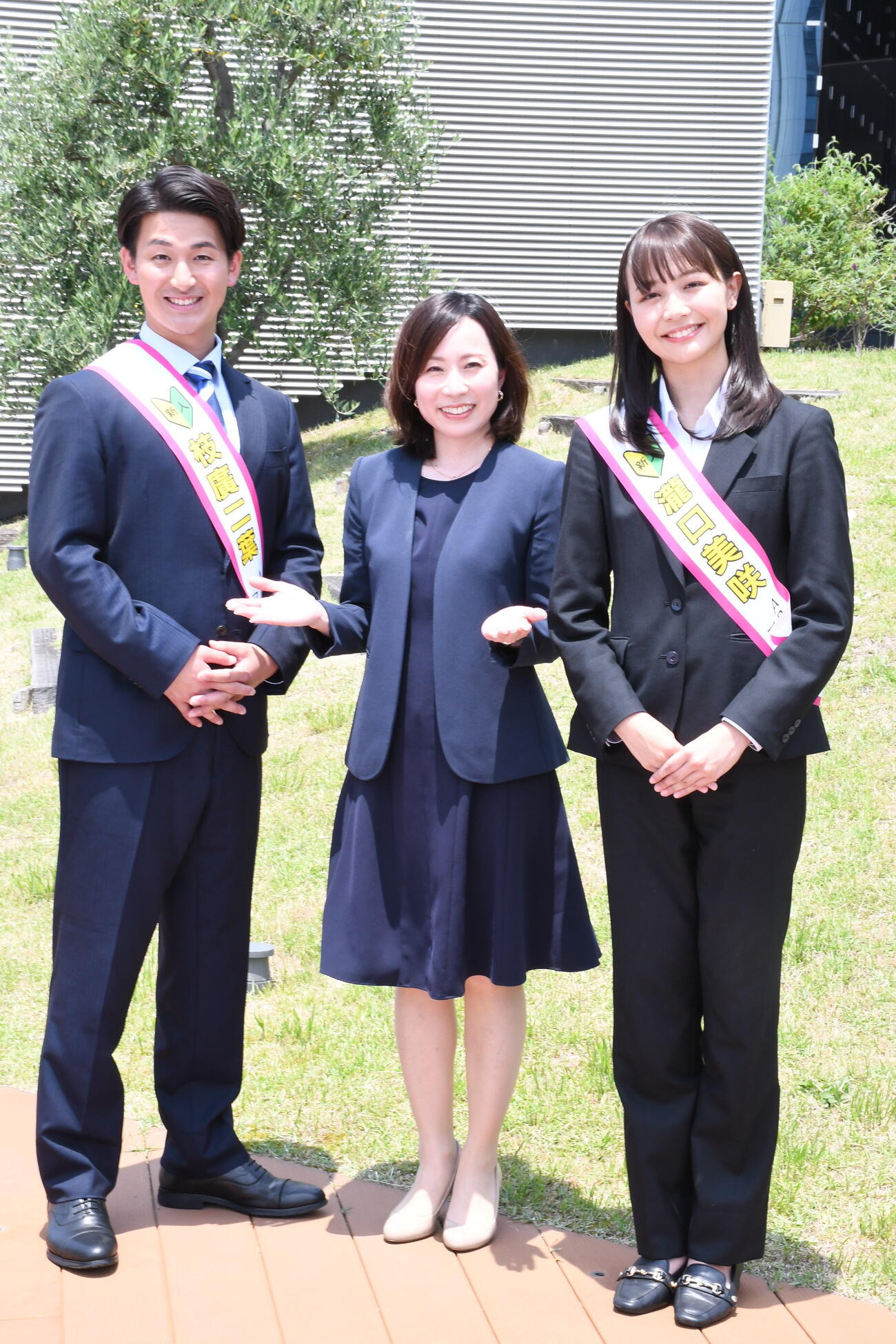 ABCテレビの新人、枝廣二葉アナウンサー（左）と瀧口美咲アナウンサー（右）、研修担当を務めた乾麻梨子アナウンサー（撮影・阪口孝志）