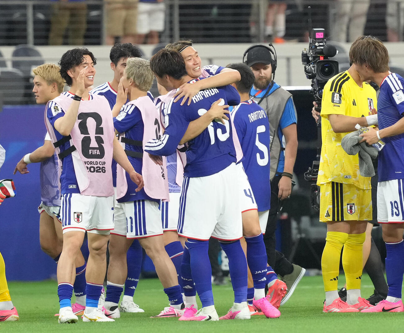 W杯北中米大会　1次リーグ　第1戦　日本対オランダ　試合後、オランダに引き分け、同点ゴールの鎌田大地（中央手前）と抱き合う板倉滉（撮影・足立雅史）＝2026年6月14日