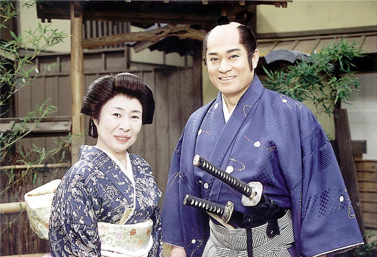 2000年4月「暴れん坊将軍」にゲスト出演した中村玉緒さん（左）と、主演の松平健（右）