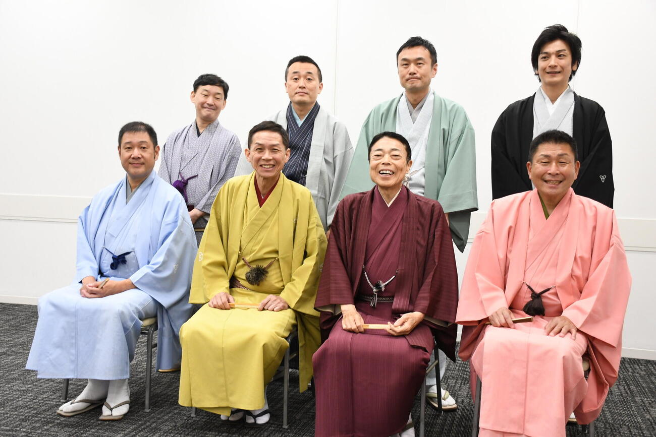 「桂ざこば三回忌追善　米朝一門会」の取材会に出席した桂ざこば一門、前列左から、桂力造、桂出丸、桂塩鯛、桂わかば、後列左から、桂りょうば、桂惣兵衛、桂米之助、桂あおば（撮影・阪口孝志）