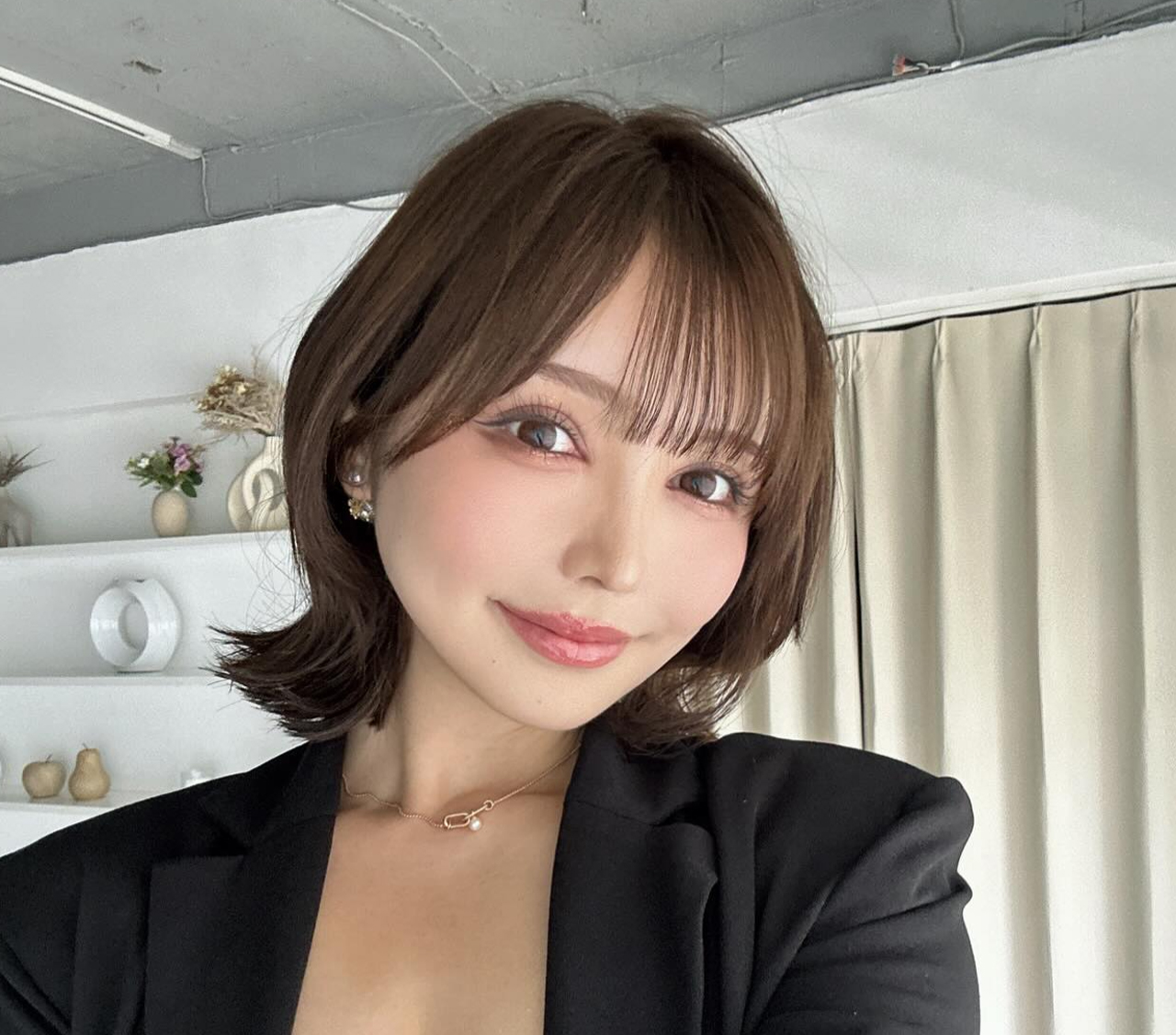 胸元ざっくりジャケット姿を披露した水沢あお（水沢あおのインスタグラムから）