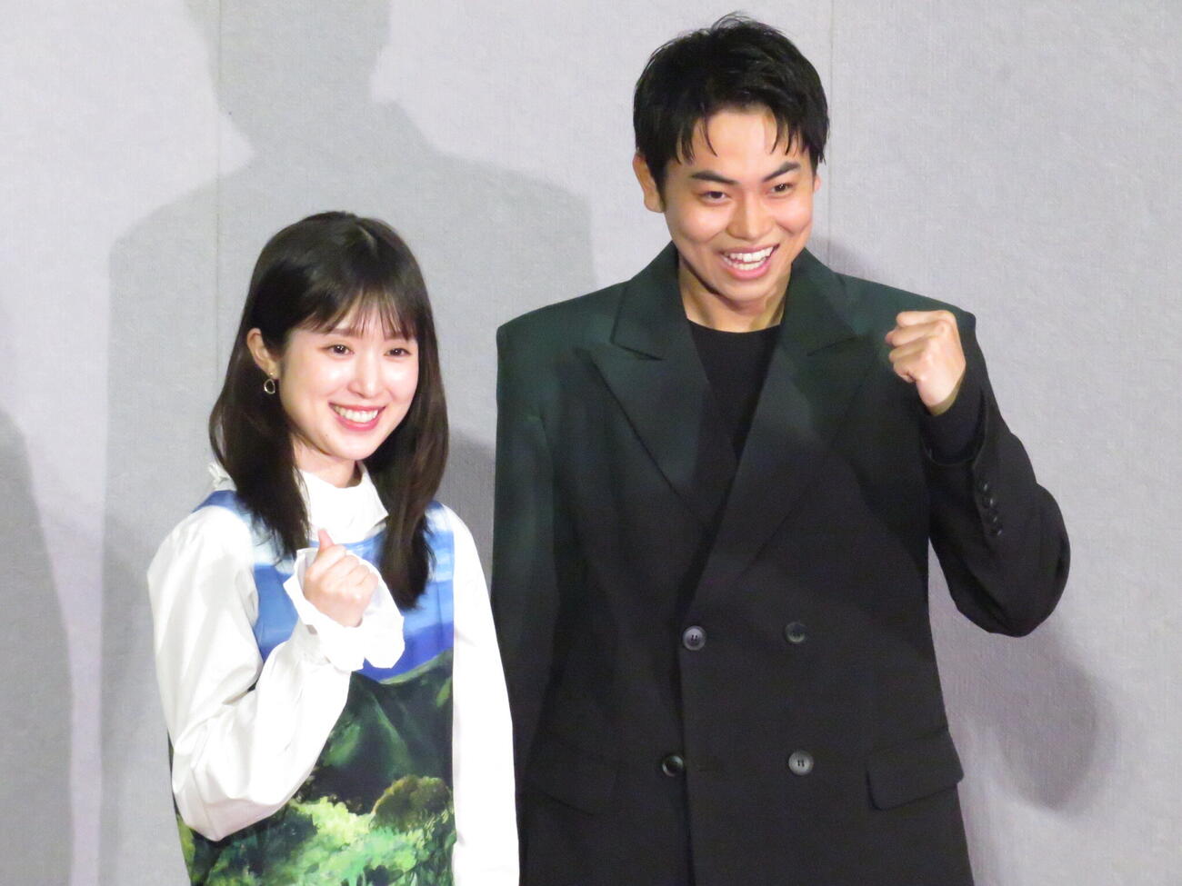 「勿忘草の咲く町で～安曇野診療記～」の取材会に出席した福本莉子（左）と菅生新樹
