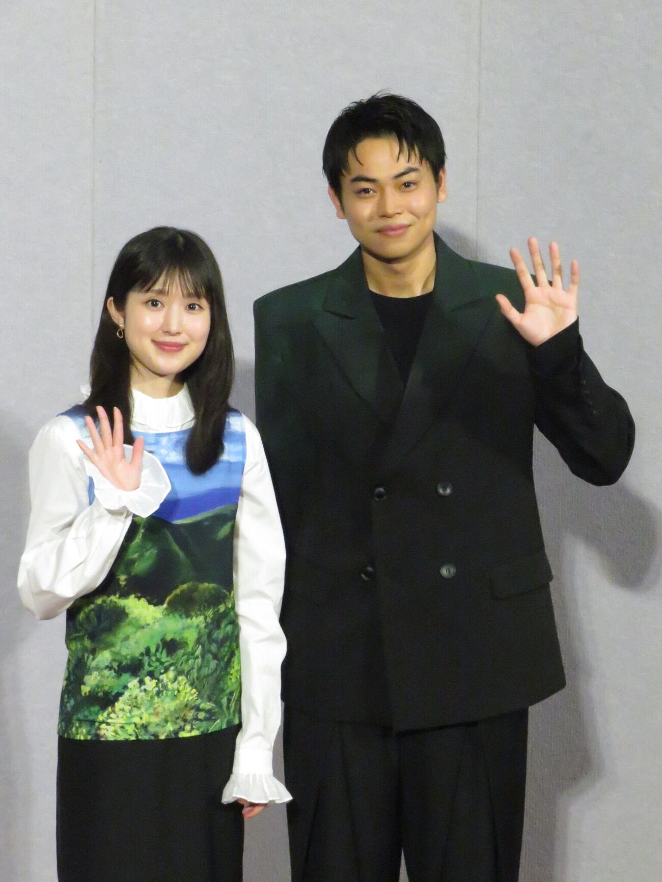 「勿忘草の咲く町で～安曇野診療記～」の取材会に出席した福本莉子（左）と菅生新樹
