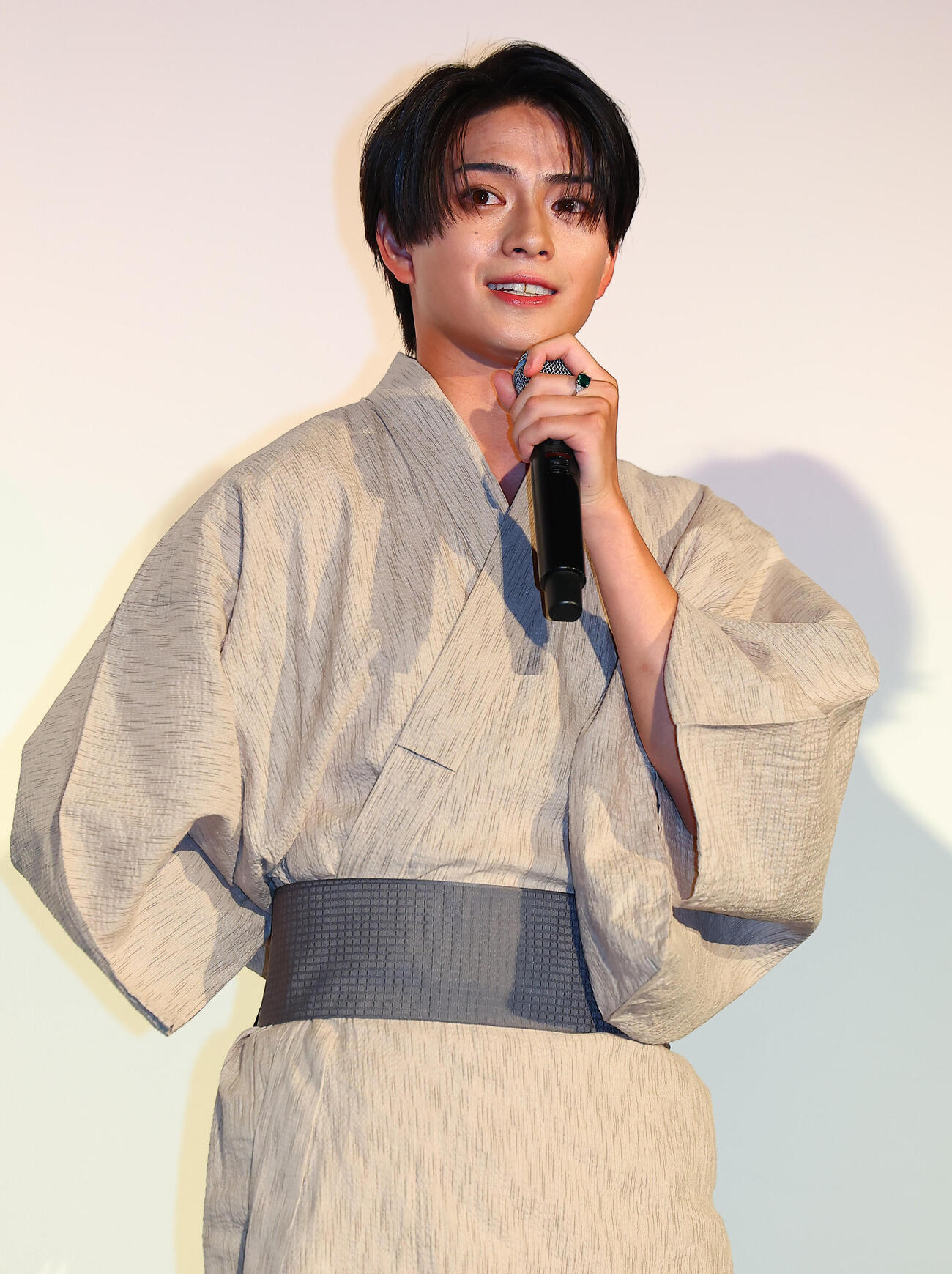 映画「山口くんはワルくない」舞台あいさつに登場した岩瀬洋志（撮影・野上伸悟）