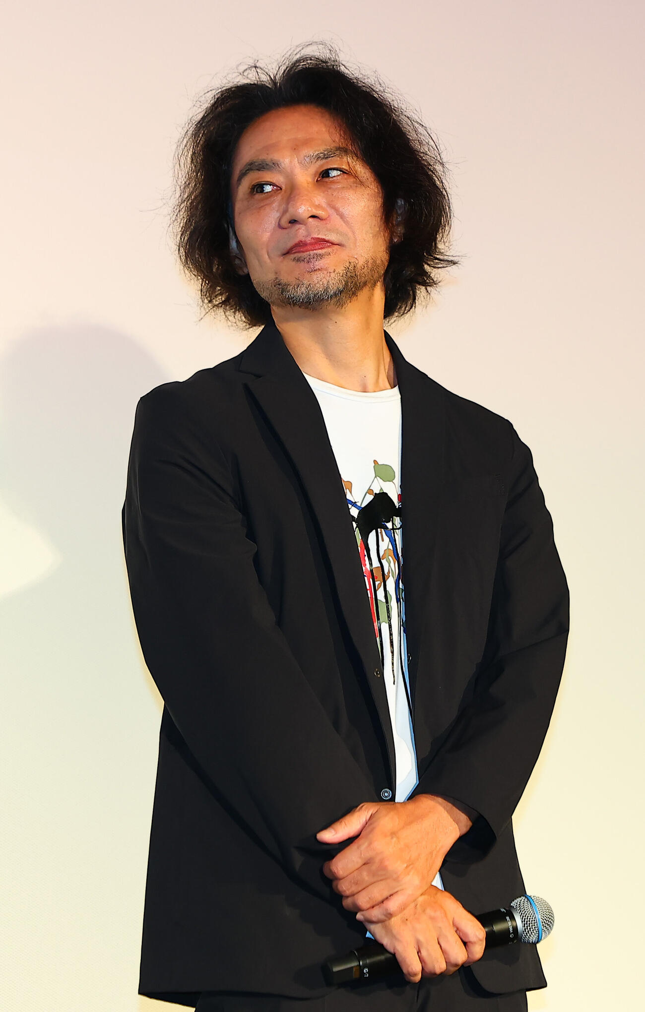 映画「山口くんはワルくない」舞台あいさつに登場した守屋健太郎監督（撮影・野上伸悟）