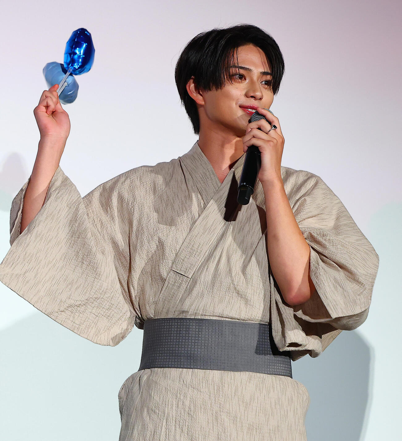 映画「山口くんはワルくない」舞台あいさつに登場した岩瀬洋志（撮影・野上伸悟）