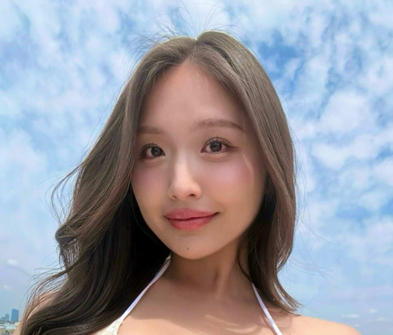 白ビキニ姿を公開した水咲優美（水咲優美のインスタグラムから）