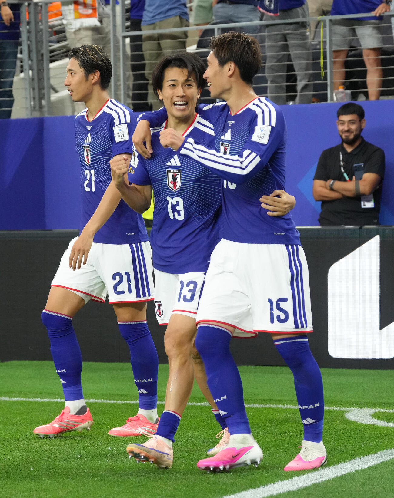 日本対オランダ　後半、ゴールを決め、鎌田大地（右）と喜ぶ中村敬斗。左は伊藤洋輝（撮影・足立雅史）