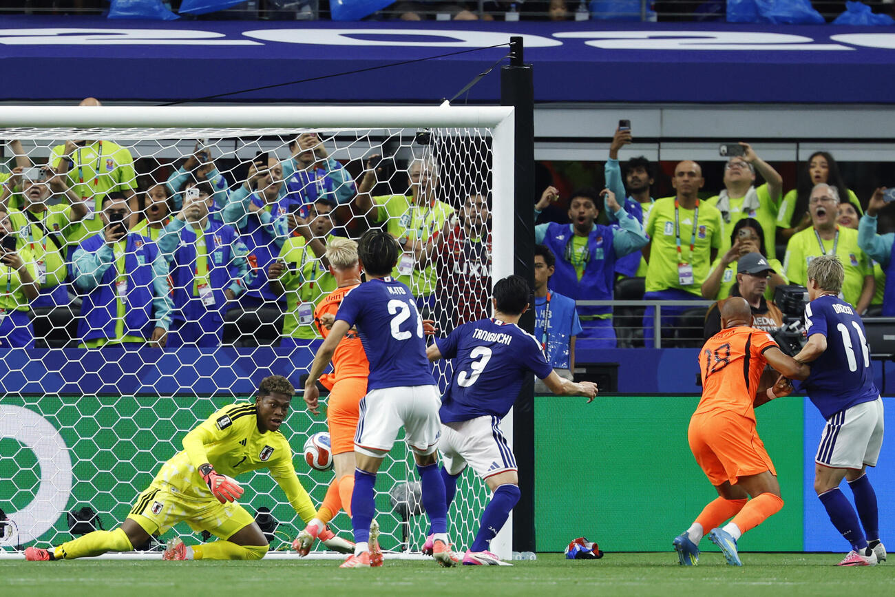 日本－オランダ　前半、オランダのマレン（右から2人目）のヘディングシュートを防ぐGK鈴木彩＝ダラス（共同）
