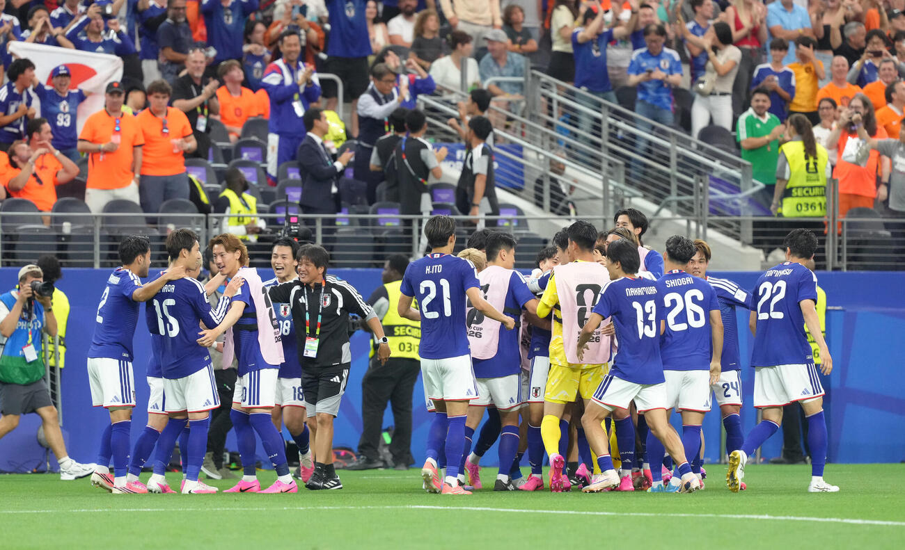 日本対オランダ　後半、鎌田大地（手前左から2人目）の同点ゴールで喜ぶ日本代表の選手たち（撮影・足立雅史）