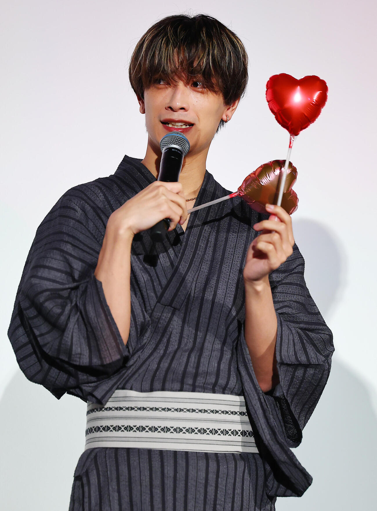 映画「山口くんはワルくない」舞台あいさつに登場した高橋恭平（撮影・野上伸悟）