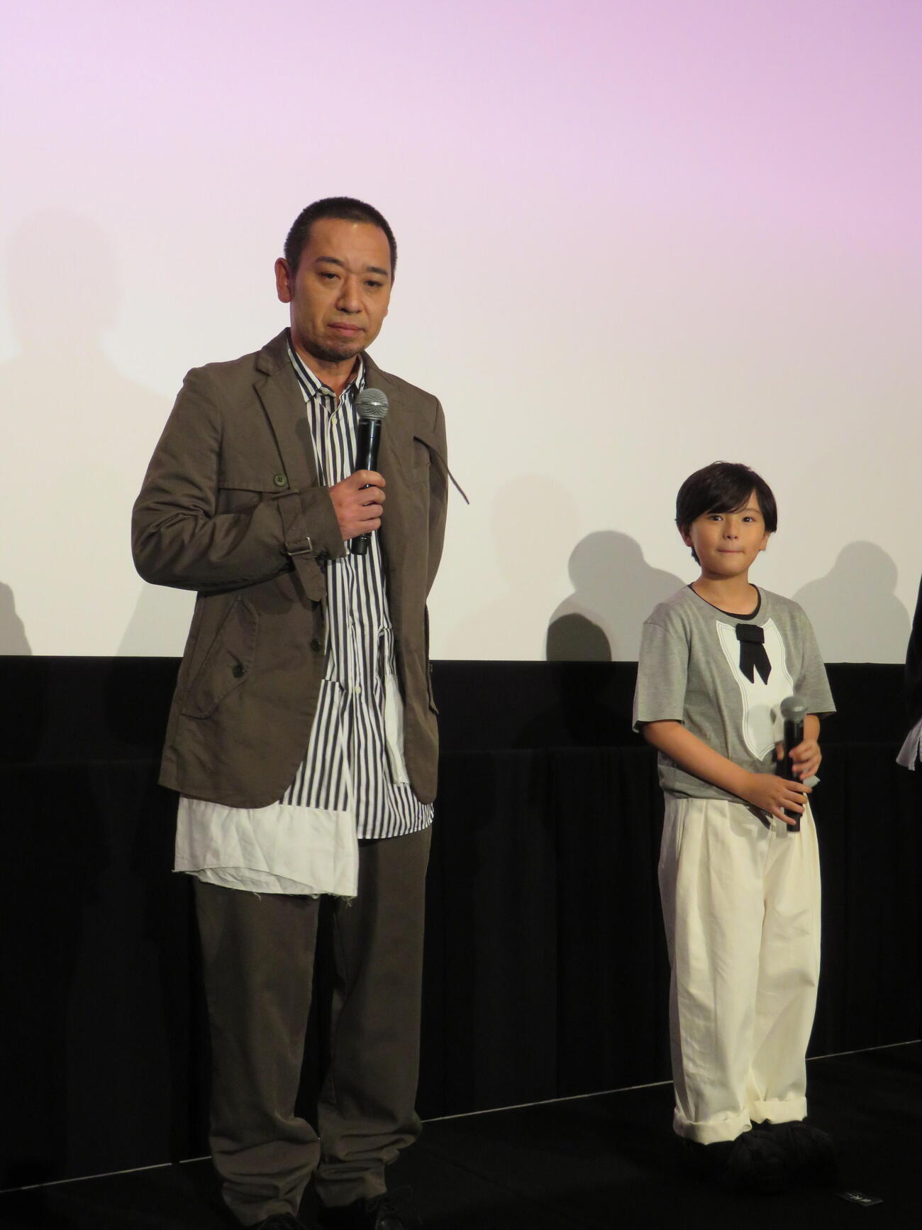 映画「箱の中の羊」大ヒット御礼舞台あいさつに登壇した大悟（左）と桒木里夢（撮影・村上幸将）