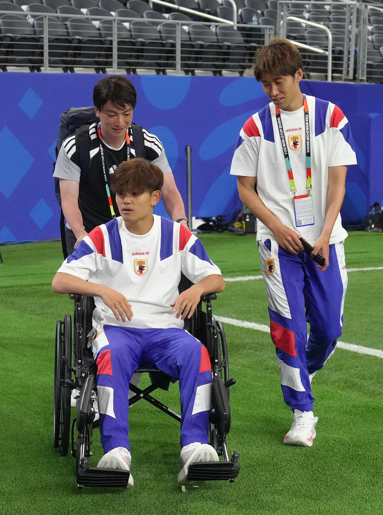 日本対オランダ　試合後、車いすでスタジアムを後にする久保建英（左手前）。右は鎌田大地（撮影・足立雅史）