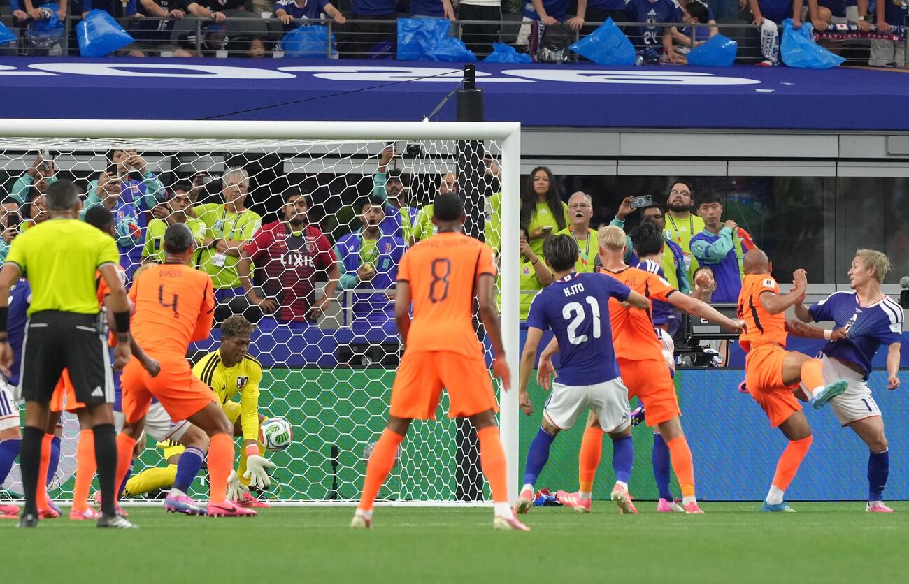 日本対オランダ　前半、シュートをセーブするGK鈴木彩艶（中央後方）（撮影・足立雅史）