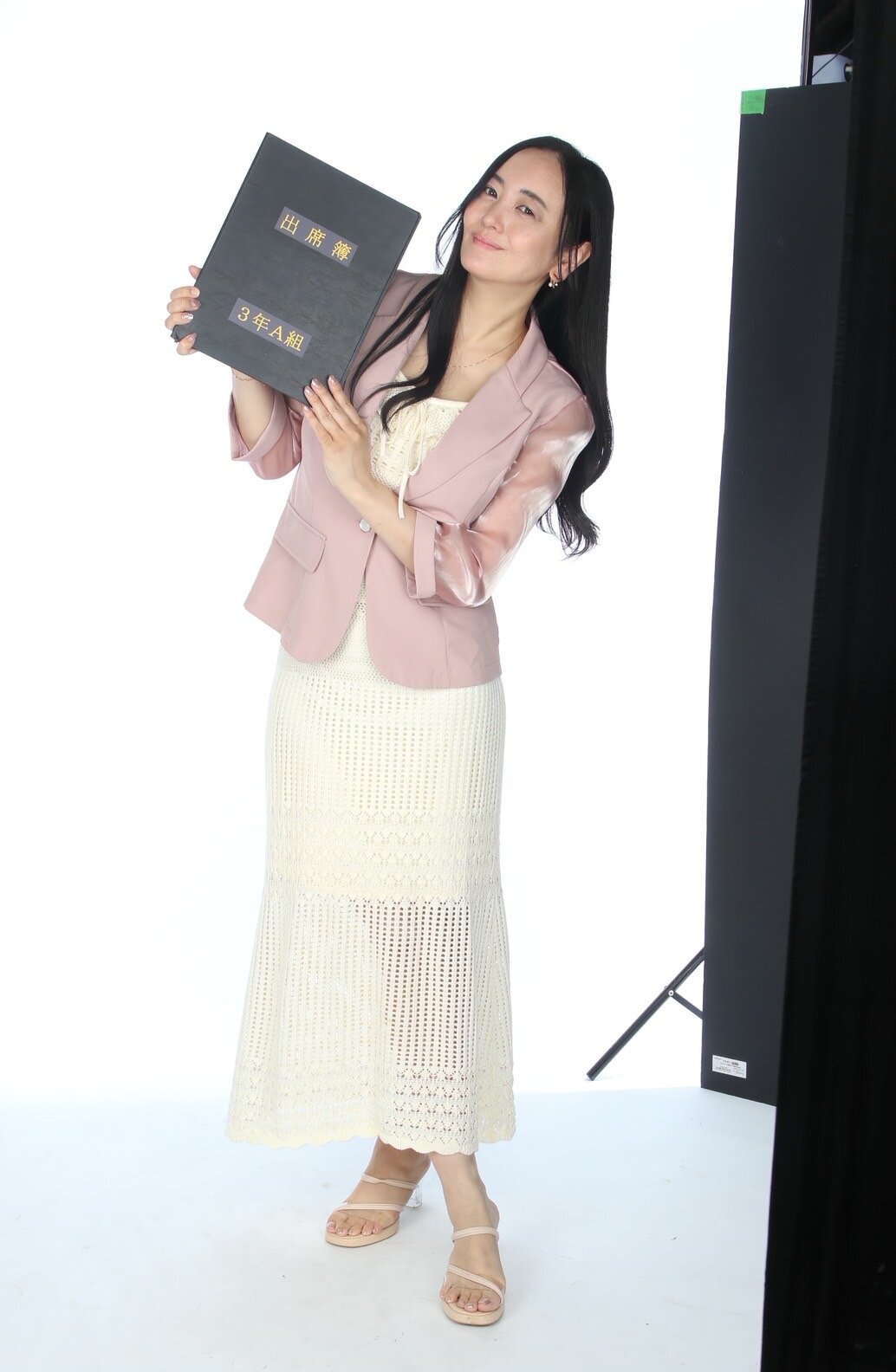 主演舞台「出席を取ります！」脊山麻理子の全身ショット