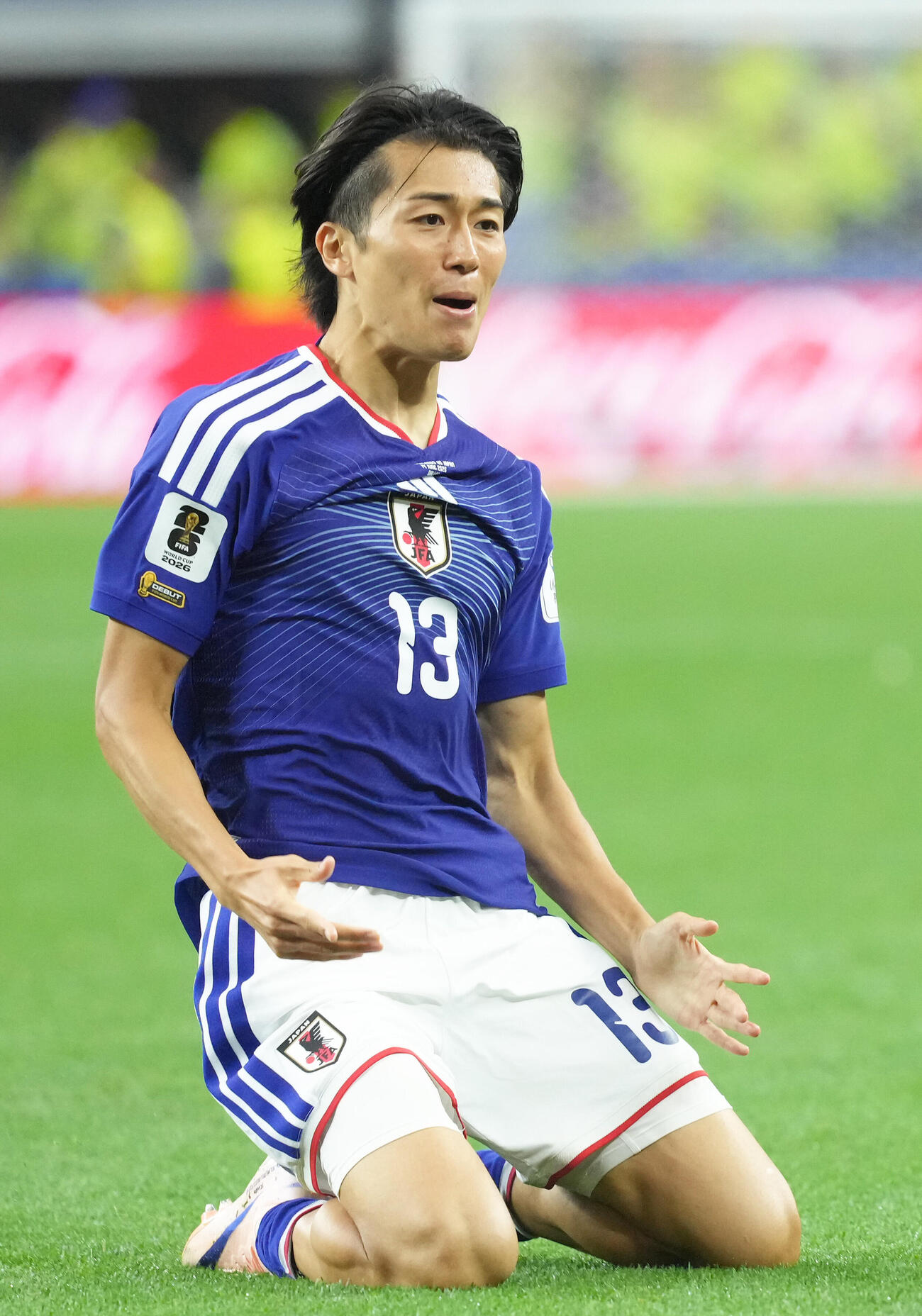 2026年6月14日、後半、ゴールを決め喜ぶ中村敬斗。ユニホームの袖にはW杯のデビューパッチがつけられる（撮影・足立雅史）