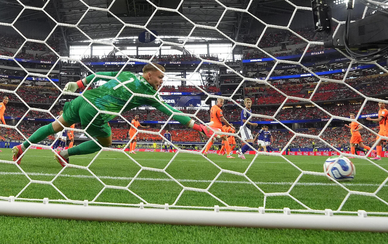 W杯北中米大会　1次リーグ　第1戦　日本対オランダ　後半、ゴールを決める中村敬斗（後方右から2人目）。手前はオランダGKバート・フェルブルッヘン（撮影・足立雅史）
