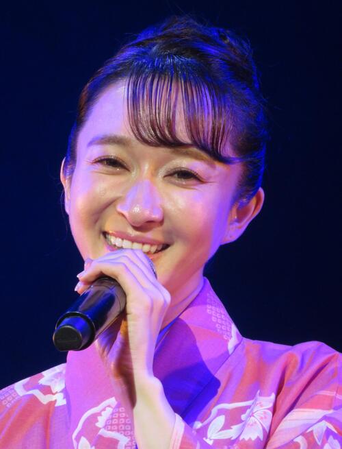 有沙瞳はカメレオン歌手！　デビュー記念ライブで三味線、民謡、ディズニー音楽など披露