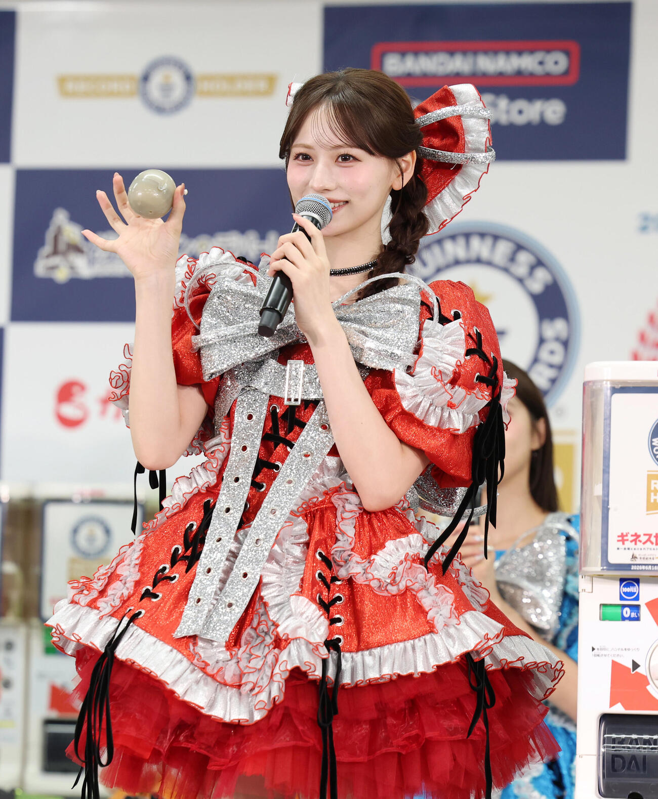 「バンダイナムコ　Cross Stroe　東京」内カプセルトイ専門店　ギネス認定　挑戦PRイベントでサプライズガシャポンを回すCANDY TUNE立花琴未（撮影・増田悦実）