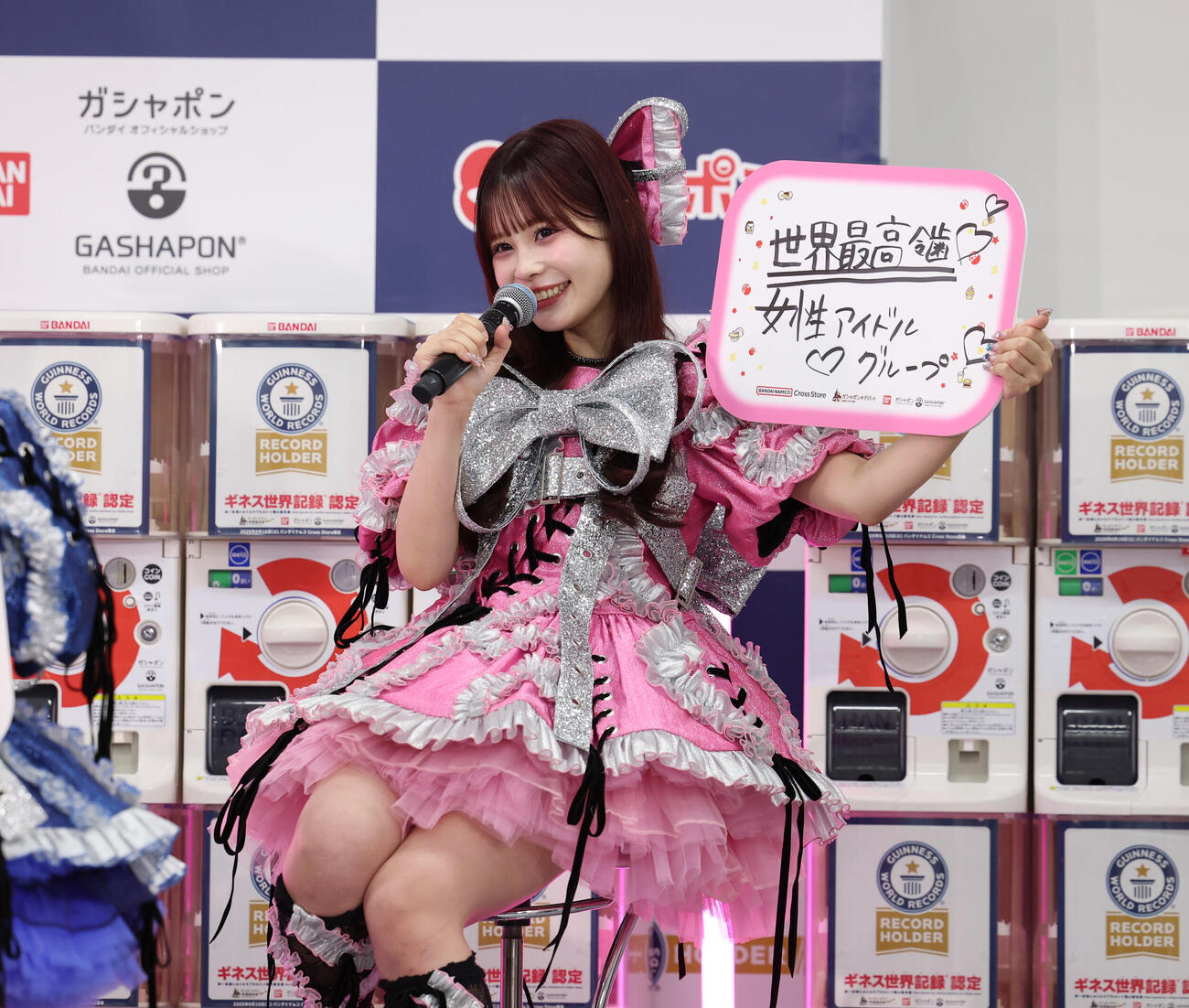 「バンダイナムコ　Cross Stroe　東京」内カプセルトイ専門店　ギネス認定　挑戦PRイベンで、CANDY TUNEで叶えたい世界一の夢をフリップに書き見せるCANDY TUNE村川緋杏（撮影・増田悦実）