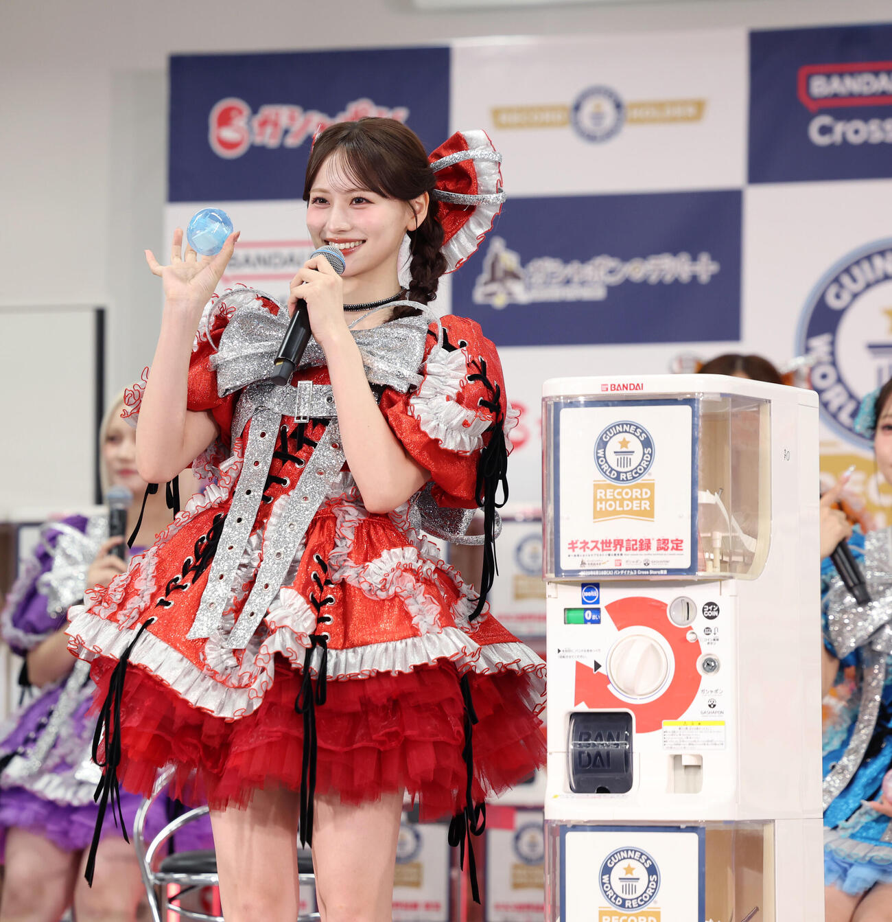 「バンダイナムコ　Cross Stroe　東京」内カプセルトイ専門店　ギネス認定　挑戦PRイベンでガシャポンをまわし笑顔を見せるCANDY TUNE立花琴未（撮影・増田悦実）