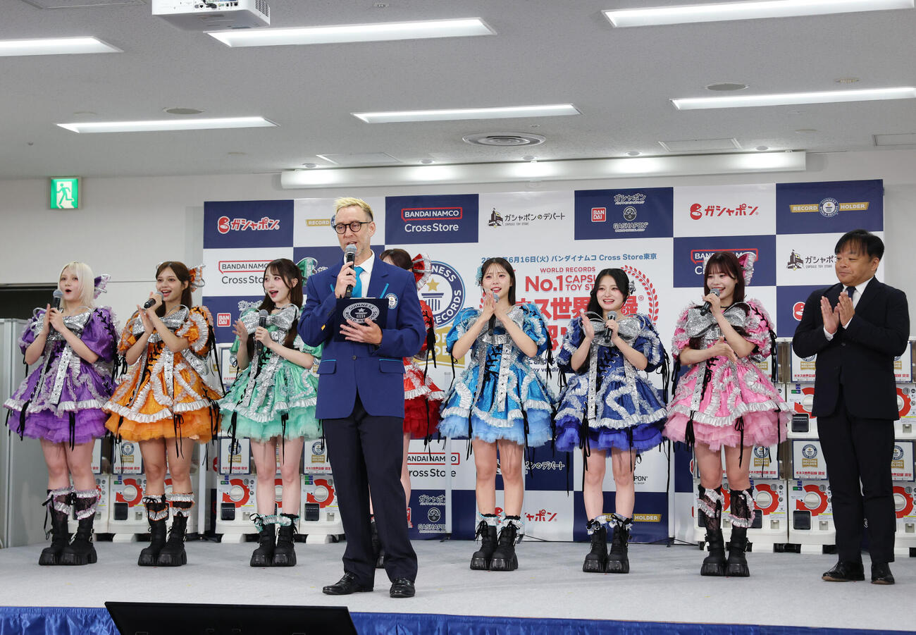 「バンダイナムコ　Cross Stroe　東京」内カプセルトイ専門店　ギネス認定　挑戦PRイベントでギネス認定を発表され喜ぶCANDY TUNE（撮影・増田悦実）